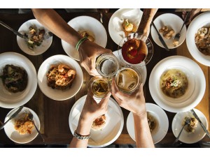 Organizează petreceri de succes cu accesorii de unică folosință