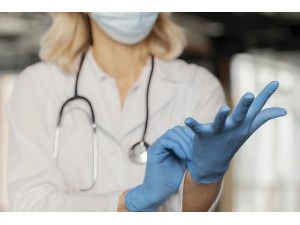 Produse și echipamente pentru protecție și igienă: mănuși, halate, combinezoane și dezinfectanți