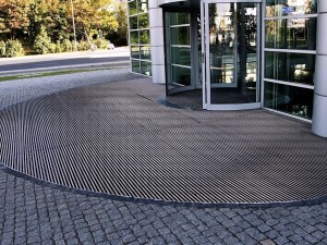 Covorașe din aluminiu pentru dotarea intrărilor în clădiri