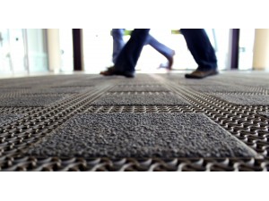 Dotează intrările cu covorașe profesionale de aluminiu, pentru o curățenie impecabilă!